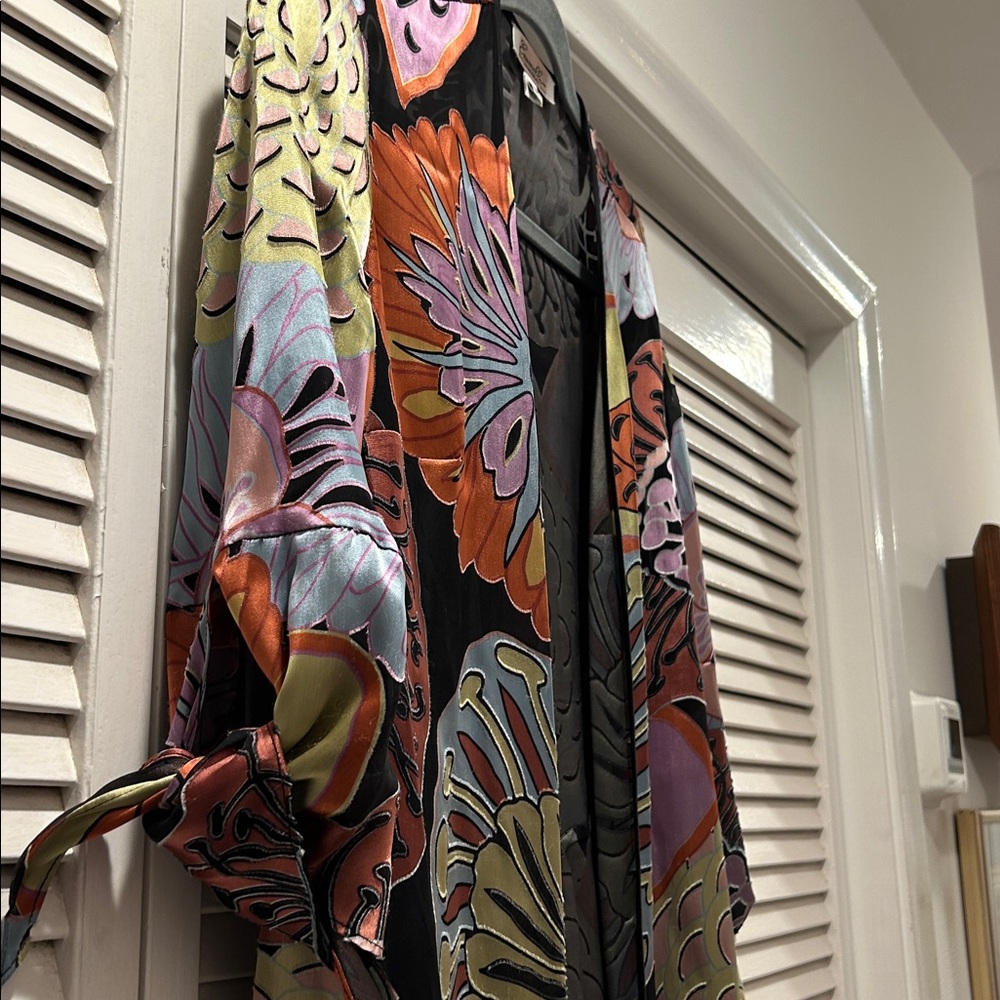 Beautiful artsy silk kimono.Will dress up sny outfit lightweightgreat traveling. - Picture 15 of 16